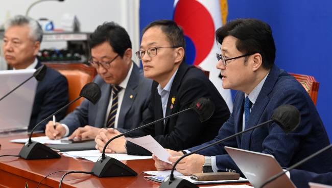 국감대책회의 홍익표(오른쪽) 더불어민주당 원내대표가 19일 오전 국회에서 열린 국감대책회의에 참석해 발언하고 있다. 오른쪽부터 홍 원내대표, 박주민 원내수석부대표, 김한정·홍성국 의원.  곽성호 기자