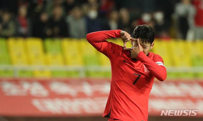 [수원=뉴시스] 황준선 기자 = 17일 오후 경기 수원월드컵경기장에서 열린 하나은행 초청 축구 국가대표 평가전 대한민국과 베트남의 경기, 손흥민이 한국의 네 번째 골을 넣은 뒤 세레모니를 하고 있다. 2023.10.17. hwang@newsis.com