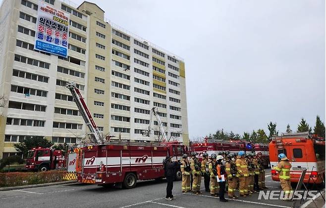 [익산=뉴시스]윤난슬 기자 = 한국토지주택공사(LH) 전북지사는 19일 익산배산 휴먼시아 5단지에서 '2023년 재난 대응 모의훈련'을 했다고 밝혔다.2023.10.19.(사진=LH 전북지사)