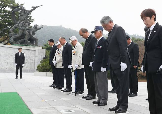 [서울=뉴시스]윤종진 국가보훈부 차관, 배상근 한국경제인협회 전무, 류영관 한화에어로스페이스 부사장을 비롯한 6.25참전 용사들이 19일 동작구 국립서울현충원에서 현충탑에서 분향후 묵념하고 있다. (사진 = 한경협) photo@newsis.com   *재판매 및 DB 금지