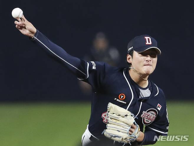 [창원=뉴시스] 김근수 기자 = 19일 경남 창원시 마산회원구 창원NC파크에서열린 2023 KBO 포스트시즌 와일드카드 결정 1차전 두산 베어스와 NC 다이노스의 경기, 1회말 두산 선발투수 곽빈이 역투하고 있다. 2023.10.19. ks@newsis.com