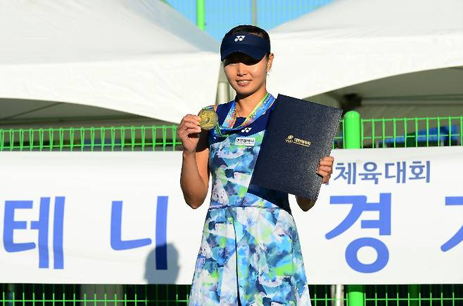 제104회 전국체전에서 테니스 일반부 여자 단식 우승을 차지한 장수정. 대한테니스협회