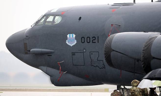 19일 충북 청주시 한 공군기지에 미 공군의 전략폭격기 B-52H 스트래토포트리스가 착륙해 주기되어 있다. B-52 폭격기는 국내 공군기지에 처음으로 착륙을 했다. 국방일보 제공