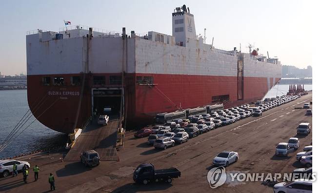 인천항에서 선적 중인 수출용 중고차 [인천항만공사 제공]