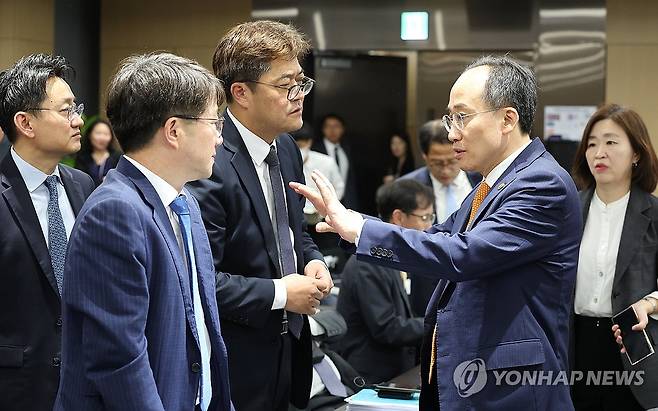 오후 국감에 앞서 대화하는 추경호 부총리 (세종=연합뉴스) 김주형 기자 = 추경호 경제부총리 겸 기획재정부 장관(오른쪽)이 19일 오후 세종시 정부세종청사에서 열린 국회 기획재정위원회의 기획재정부에 대한 국정감사에 참석해 김동일 예산실장 등 관계자들과 대화하고 있다. 2023.10.19 kjhpress@yna.co.kr