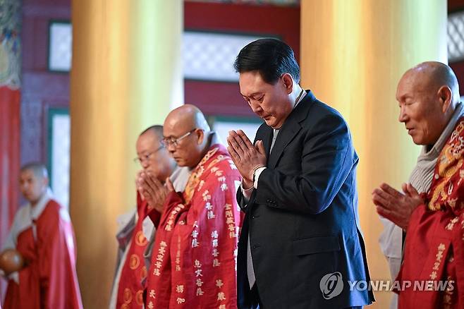 구인사 대조사전 참배하는 윤석열 대통령 (단양=연합뉴스) 임헌정 기자 = 윤석열 대통령이 19일 오후 충북 단양의 천태종 본산인 구인사를 방문, 대조사전을 참배하고 있다. 2023.10.19 [대통령실 제공. 재판매 및 DB 금지] kane@yna.co.kr