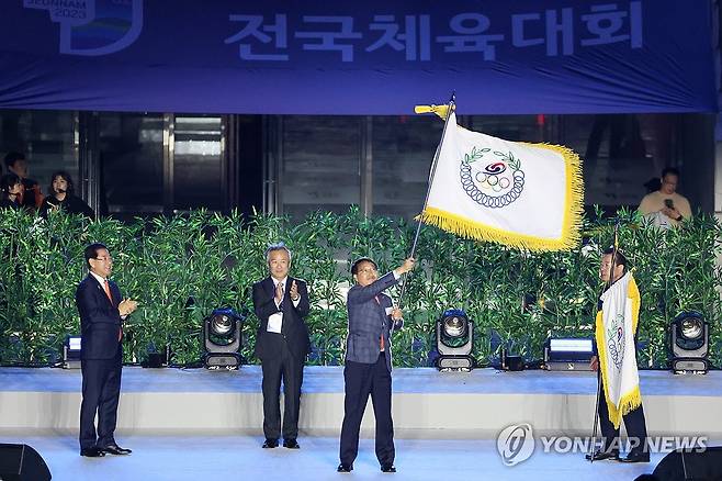 '제105회 전국체전은 경상남도에서' (목포=연합뉴스) 서대연 기자 = 19일 오후 전남 목포종합경기장에서 열린 제104회 전국체육대회 폐회식에서 다음 전국체전 개최지인 경상남도의 최만림 행정부지사가 전달받은 대회기를 흔들고 있다. 2023.10.19 dwise@yna.co.kr