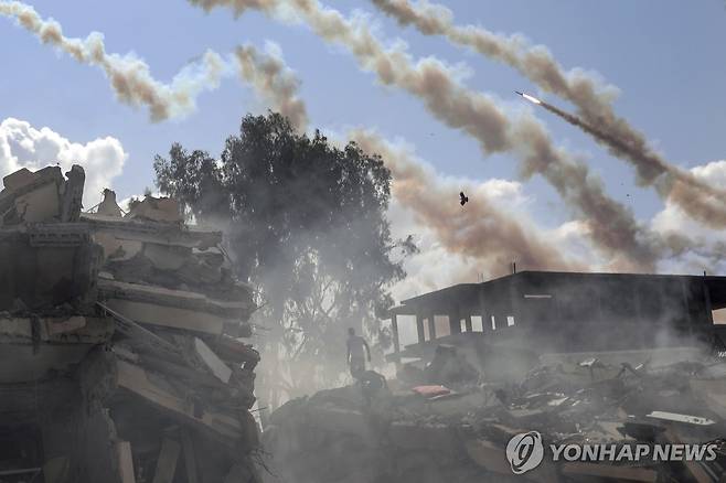 가자지구에서 로켓이 날아오르는 모습 [AP=연합뉴스]