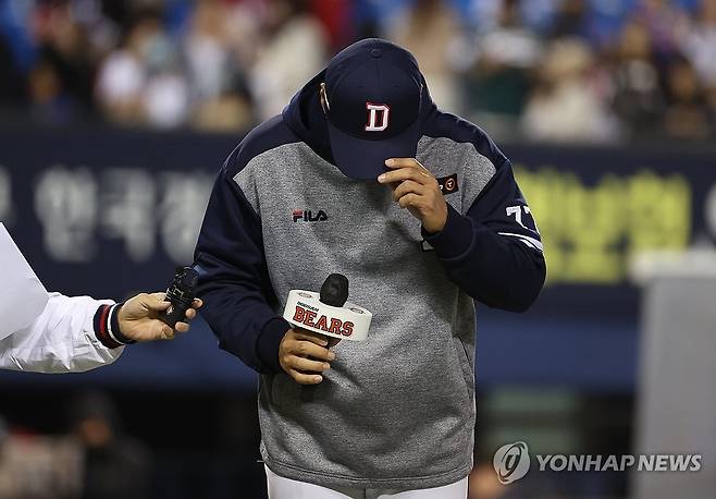 시즌 마지막 홈경기 마친 이승엽 감독 (서울=연합뉴스) 김성민 기자 = 16일 오후 서울 잠실야구장에서 열린 2023 프로야구 SSG 랜더스와 두산 베어스의 경기. 시즌 마지막 홈경기에서 3-2로 패배해 5위가 확정된 두산 이승엽 감독이 팬들에게 감사 인사를 하고 있다. 2023.10.16 ksm7976@yna.co.kr