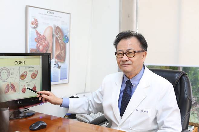 영동한의원 김남선 원장이 내원한 환자에게 만성 폐쇄성 폐질환(COPD)에 대해 설명하고 있다.