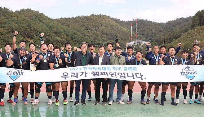 현대글로비스 럭비단이 제104회 전국체육대회에서 금메달을 차지하고 기념촬영을 하고 있다. (사진=현대글로비스)