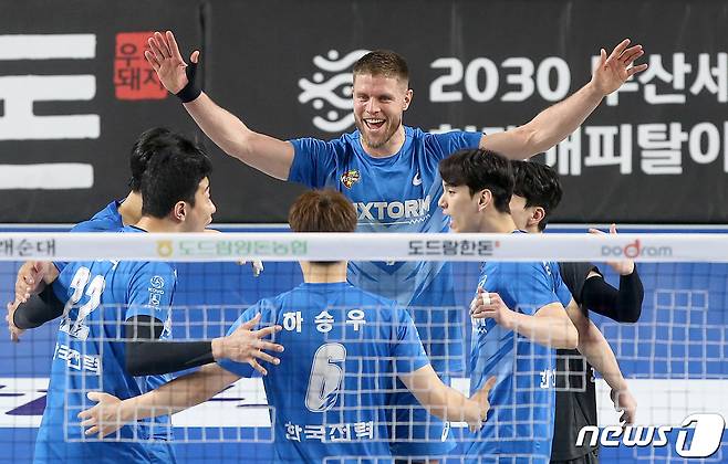 28일 천안 유관순체육관에서 열린 프로배구 남자부 도드람 V리그 2022-2023시즌 플레이오프 3차전 현대캐피탈과 한국전력의 경기에서 한국전력 선수들이 득점한 뒤 기뻐하고 있다. (한국전력 배구단 제공) 2023.3.28/뉴스1