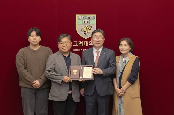 왼쪽부터 고 신애진씨 동생, 아버지 신정섭 후원자, 김동원 고려대 총장, 어머니 김남희 후원자./고려대 제공