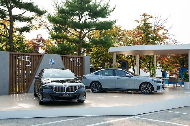 갤러리 플라자에 전시된 BMW 뉴 5시리즈.