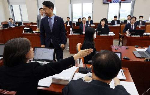 20일 오후 국회 교육위원회 국정감사에서 여야 의원들이 설전을 벌이고 있다.