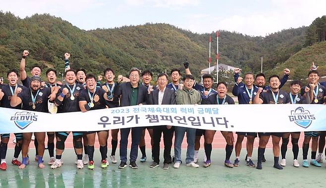 현대글로비스 럭비단이 지난 19일 전라남도 진도공설운동장에서 열린 제104회 전국체육대회에서 금메달을 차지하고 기념촬영을 하고 있다. 현대글로비스 제공