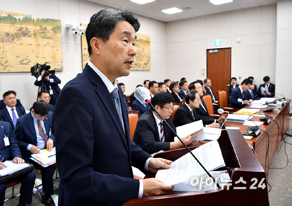 이주호 사회부총리 겸 교육부 장관이 20일 오전 서울 여의도 국회에서 열린 교육위원회의 국정감사에 앞서 현안보고를 하고 있다. [사진=곽영래 기자]