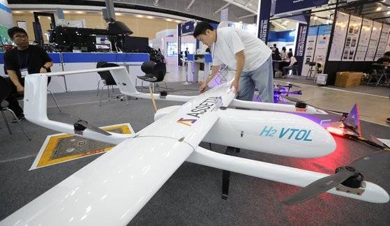 지난 18일 인천 연수구 송도컨벤시아에서 열린 2023 국제치안산업대전에 액화수소를 연료로 사용하는 VTOL(수직 이착륙기·vertical take-off and landing)이 전시돼 있다. [뉴시스]