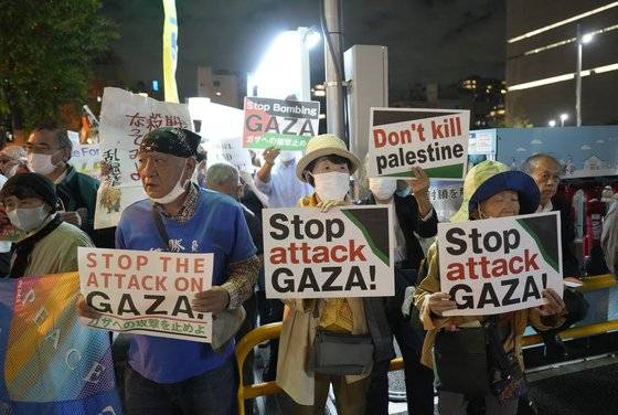 지난 16일 도쿄 이스라엘 대사관 앞에서 열린 이스라엘의 군사 작전 반대 집회. [EPA=연합뉴스]