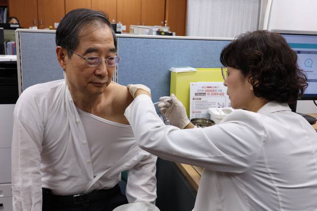 ▲ 한덕수 국무총리가 최근 유행 변이에 대응해 개발된 코로나19 신규 백신의 겨울철 접종이 시작된 19일 오후 서울 종로구 보건소에서 신규 개발된 XBB.1.5 단가 백신을 접종받고 있다.  신규 코로나19 백신은 전국 위탁의료기관과 보건소에서 모든 국민이 무료로 접종받을 수 있다. 연합뉴스