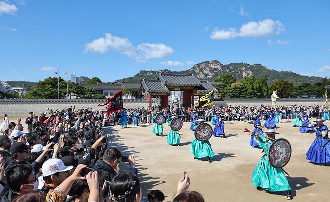 20일 오전 서울 경복궁 흥례문 앞에서 열린 2023 궁궐 호위군 사열의식 첩종 재연 행사가 열리고 있다. 코로나19 이후 4년만에 재개되는 행사로 경국대전을 토대로 국왕의 행차와 사열을 위한 진법과 연무를 극으로 재구성하여 선보였다./20231020 최혁 기자