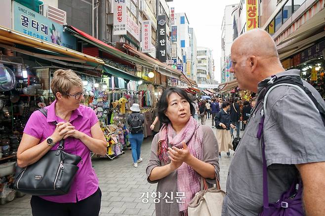 서울가스트로투어 강태안대표(가운데)가  남대문시장 테이스팅 투어에 나선 외국 여행객들에게 시장과 음식에 관해 설명하고 있다