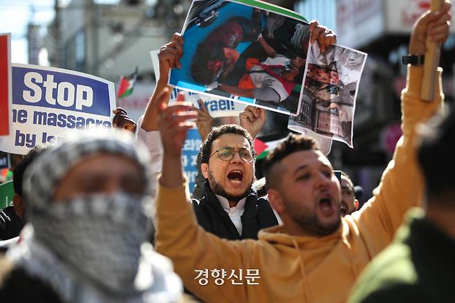 20일 서울 용산구 한국이슬람교 서울중앙성원 앞에서 열린 팔레스타인 연대 집회에서 노동자연대 등 참석자들이 이스라엘의 가자 지구 폭격 중단 등을 촉구하며 이태원역으로 행진하고 있다. 성동훈 기자