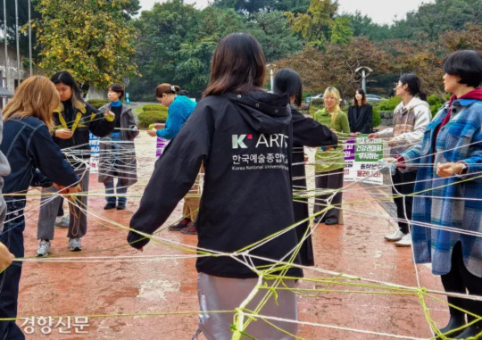 Students at the Korea National University of Arts take part in a performance expressing their solidarity in the fight to improve the labor environment for cooks in the school cafeteria at the Seokgwan campus in Seongbuk-gu, Seoul on October 19. Jeong Hyo-jin