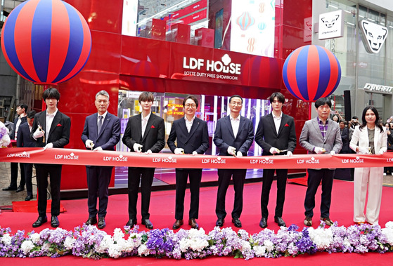 From left: NCT Dream's Jisung, CEO of Hotel Lotte Kim Tae-hong, NCT Dream's Jaemin, CEO of Lotte Duty Free Kim Ju-nam, and NCT Dream's Jeno (third from the right), pose for a picture before cutting the ribbon at the opening ceremony of the first domestic duty-free showroom, LDF House, in Myeong-dong, central Seoul, on Thursday. [LOTTE DUTY FREE]