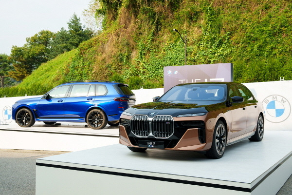 갤러리 플라자에 전시된 BMW i7 M70 xDrive 및 X7 [사진제공=BMW코리아]