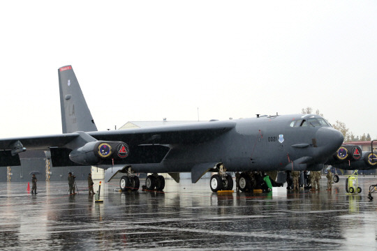 19일 오후 미군 전략폭격기 B-52H ‘스트래포트리스’가 충북 청주 공군기지에 착륙해 있다. 주한미군은 이날 B-52H의 착륙을 언론에 공개했다. 국방일보 제공