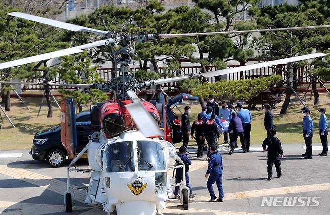 [부산=뉴시스] 하경민 기자 = 해경 헬기. 2022.04.08. yulnetphoto@newsis.com