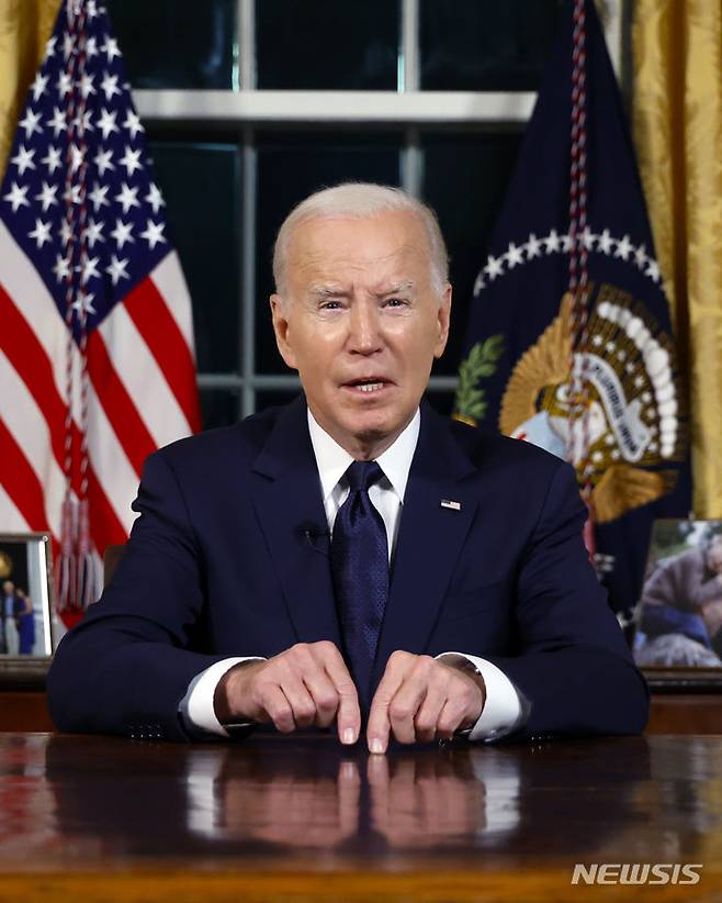 [워싱턴=AP/뉴시스] 바이든 대통령이 19일(현지시간) 이스라엘과 우크라이나를 계속 지원하는 것이 국가 안보에도 필수적이라며 미국민의 지지를 호소했다. 사진은 바이든 대통령이 이날 백악관 집무실에서 이스라엘과 우크라이나 전쟁에 관해 대국민 연설에 나선 모습. 2023.10.20.