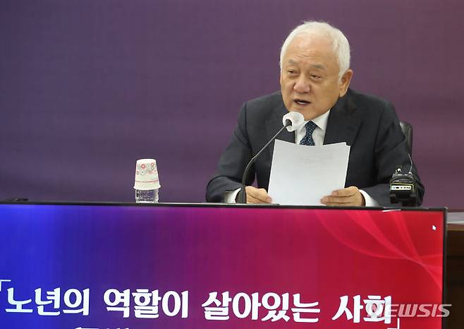 [서울=뉴시스] 김명원 기자 = 김한길 국민통합위원회 위원장이 20일 오전 서울 종로구 정부서울청사에서 열린 노년의 역할이 살아있는 사회 특위 출범식에 참석해 인사말을 하고 있다. 2023.10.20. kmx1105@newsis.com