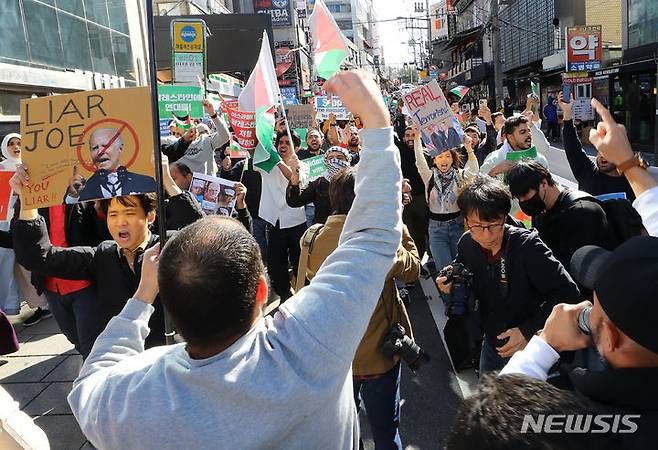 [서울=뉴시스] 최진석 기자 = 20일 서울 용산구 한국이슬람교 서울중앙성원앞에서 팔레스타인 연대행진 참가자들이 이스라엘의 가자지구 폭격 중단을 촉구하며 집회장소인 이태원역을 향해 행진하고 있다. 2023.10.20. myjs@newsis.com