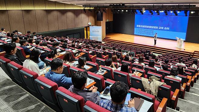 BNK경남은행 금융소비자보호부 이윤화 부장이 금융소비자보호 담당자 집합교육에서 말하고 있다. 경남은행 제공