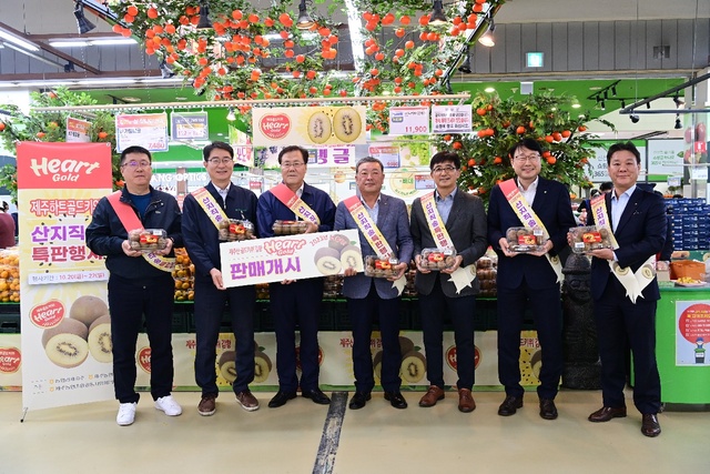 20일 제주 키위 산지 농협 관계자들이 농협유통 하나로마트 서울 양재점에서 국산 골드키위 신품종 ‘감황’을 선보이고 있다. 사진 왼쪽 세번째부터 김태룡 농협유통 전무이사, 강석보 제주 성산일출봉농협 조합장, 현종철 제주농협조합공동사업법인 대표이사, 이철호 농협경제지주 원예수급부 과수과채사업국장, 김동륜 제주지역본부 감귤지원단장.