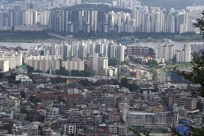 지난 7월 남산에서 바라본 서울의 아파트와 빌라 모습. 뉴시스