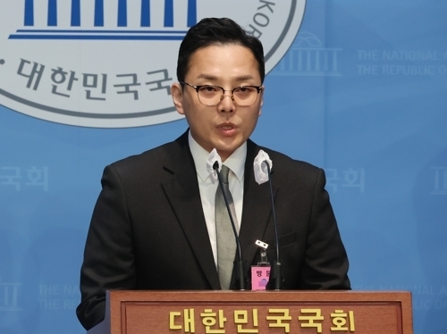 국감 참석 방해 규탄하는 ‘이재명 부인 법카’ 의혹 제보자 - 더불어민주당 이재명 대표 배우자 법인카드 유용 의혹을 제보한 조명현 씨가 18일 국회 소통관에서 국감 참석 방해 규탄 기자회견을 하고 있다. 조 씨는 이날 얼굴과 이름을 공개했다. 연합뉴스