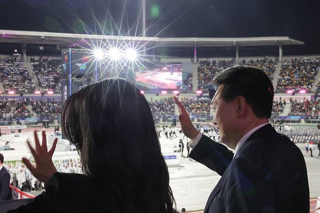 윤석열 대통령과 부인 김건희 여사가 13일 전남 목포종합경기장에서 열린 제104회 전국체육대회 개회식에서 선수단 입장을 바라보며 손을 흔들고 있다. ⓒ연합뉴스