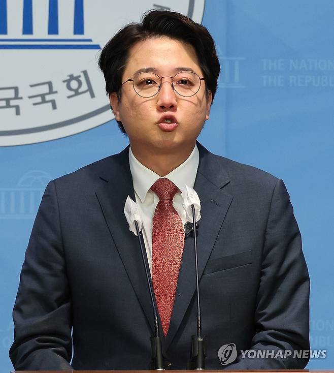 기자회견 하는 이준석 전 대표 (서울=연합뉴스) 한상균 기자 = 국민의힘 이준석 전 대표가 16일 국회에서 현안 관련 기자회견을 하고있다. 2023.10.16 xyz@yna.co.kr