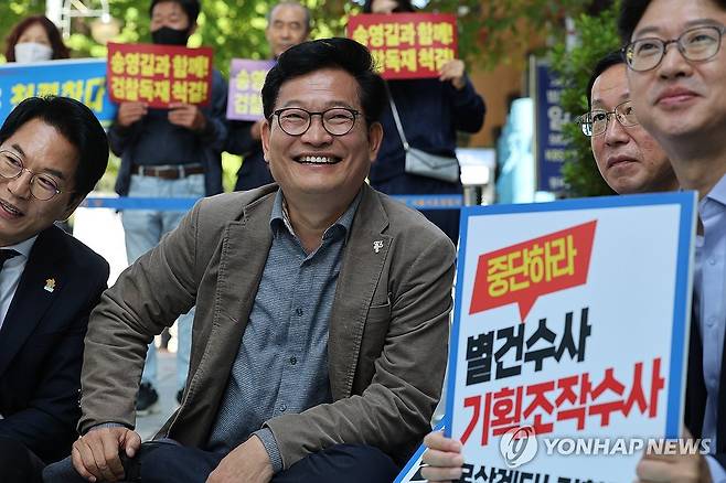 검찰 규탄 농성 나선 송영길 전 대표 2021년 더불어민주당 전당대회 돈봉투 의혹을 받는 송영길 전 대표가 10월 11일 오전 서울 서초구 중앙지검 앞에서 검찰 규탄 농성을 하고 있다. [연합뉴스 자료사진]
