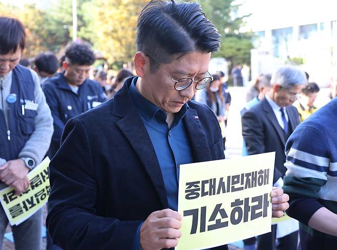희생자들을 위해 묵념하는 이경구 유가족협의회 공동대표 [촬영 이성민]