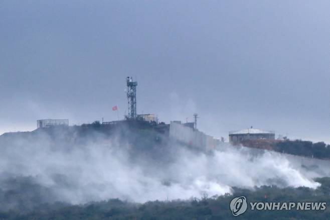 연기 피어오르는 레바논 남부 국경 마을 (아이타 알 샤브[레바논] AFP=연합뉴스) 15일(현지시간) 레바논 남부 국경 마을 아이타 알 샤브에서 가까운 이스라엘군 주둔지 인근에서 연기가 피어오르고 있다. 이날 국경지대에선 레바논의 친이란 시아파 무장정파 헤즈볼라와 이스라엘군 간의 교전이 발생했다. 2023.10.16 danh2023@yna.co.kr