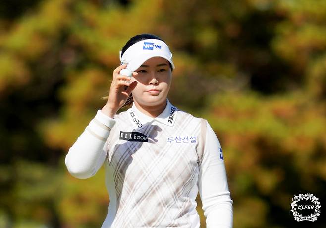 임희정이 20일 열린 KLPGA 투어 상상인·한국경제TV 오픈 2라운드에서 파 세이브를 한 뒤 홀아웃하고 있다.(사진=KLPGA 제공)