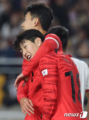 17일 오후 경기 수원시 팔달구 수원월드컵경기장에서 열린 축구 국가대표 평가전 대한민국과 베트남의 경기, 이강인이 득점후 손흥민과 기쁨을 나누고 있다. 2023.10.17/뉴스1 ⓒ News1 김도우 기자