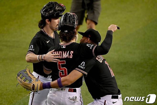 NLCS 4차전에서 필라델피아를 꺾고 기쁨을 나누는 선수들. ⓒ AFP=뉴스1