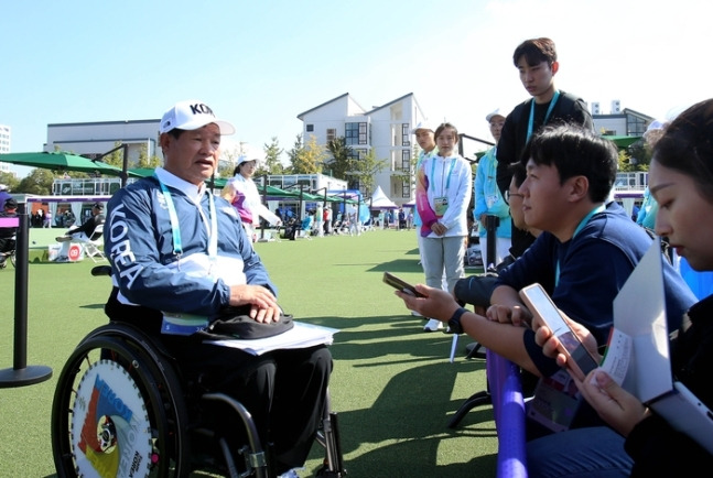 이우명 론볼 국가대표 감독이 21일 중국 항저우에서 취재진과 인터뷰하고 있다. (대한장애인체육회 제공)