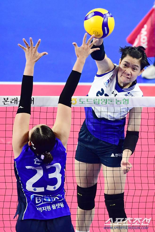 2023-2024 프로배구 V리그 IBK기업은행과 현대건설의 경기가 21일 화성종합실내체육관에서 열렸다. 현대건설 위파위가 IBK기업은행 폰푼의 블로킹 사이로 스파이크를 강타하고 있다.  화성=최문영 기자 deer@sportschosun.com/2023.10.21/