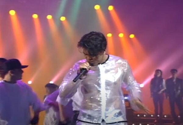 박진영이 SBS 인기가요(1995년 2월 19일 방송)에서 '날 떠나지마'를 노래하고 있다. [사진=유튜브 캡처]